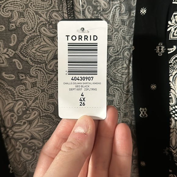TORRID Challis Dolman Shirttail Kimono: BLACK/WHITE: NEW WITH TAGS: SIZE 4 - Picture 4 of 6